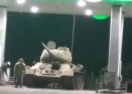 Необычный клиент: на заправку под Киевом заехал танк времен Второй мировой