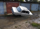 В Харькове авто провалилось в яму с водой