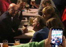 Как Меркель с Макроном отдыхают от переговоров по Brexit в брюссельском баре под пиво и картошку фри. Видео